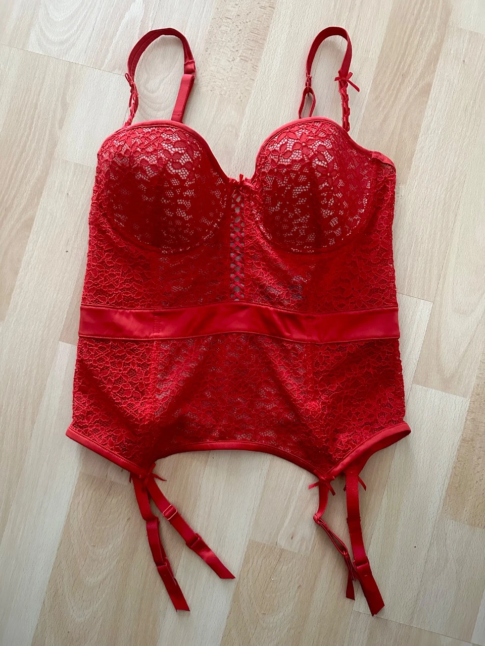 Bustier guêpière Etam rouge dentelle 95C avec porte-jarretelles